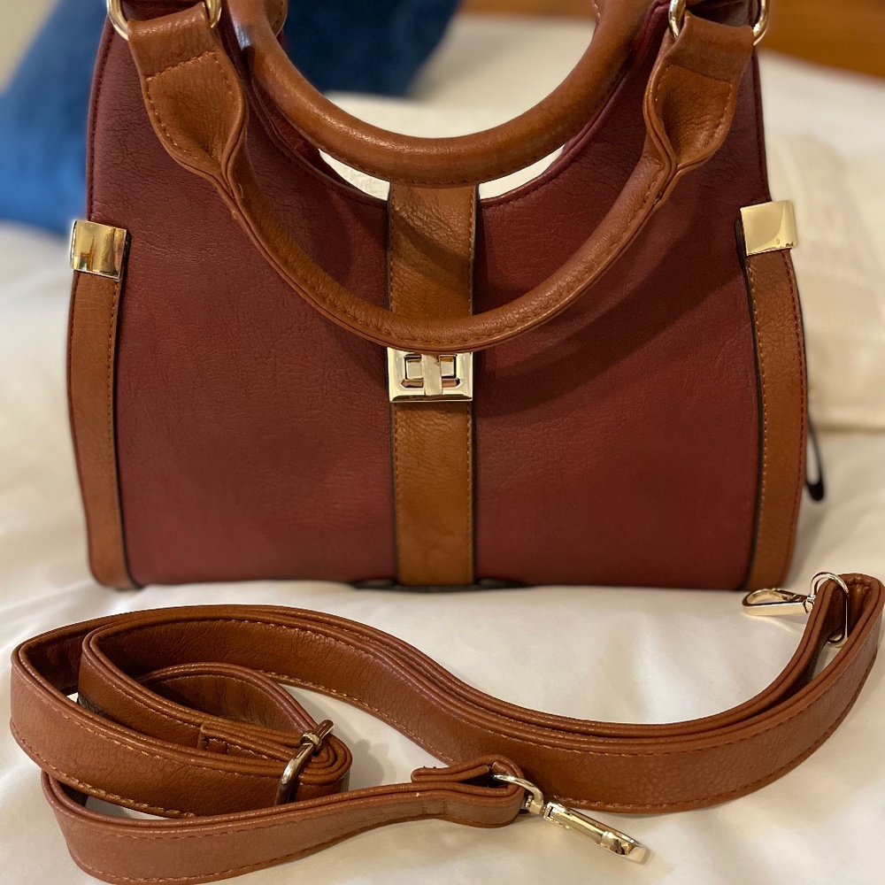 Handbag with detachable shoulder strap. Nice and Roomy, like new!